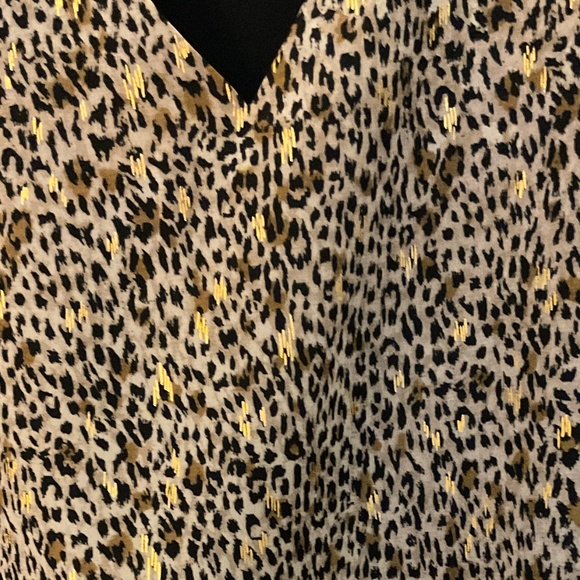 Beautiful ladies v neck long sleeve blouse.  Like new!  Vince Camuto size large - Picture 5 of 9